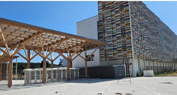 la-nouvelle-entree-de-la-cite-scolaire-renovee-1724860027.jpg