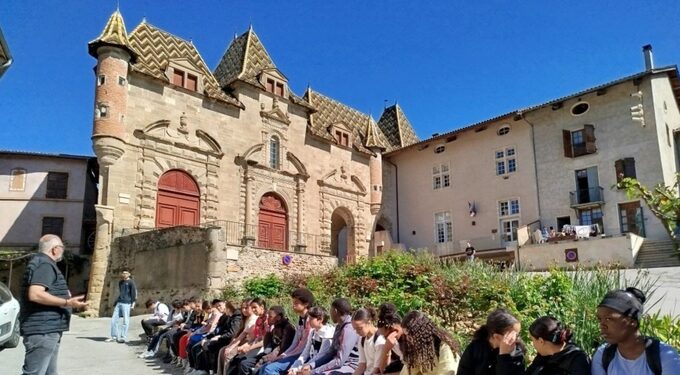 les-eleves-devant-l-entree-de-la-cite-medievale-photo-marius-jouffrey-1777739759.jpg
