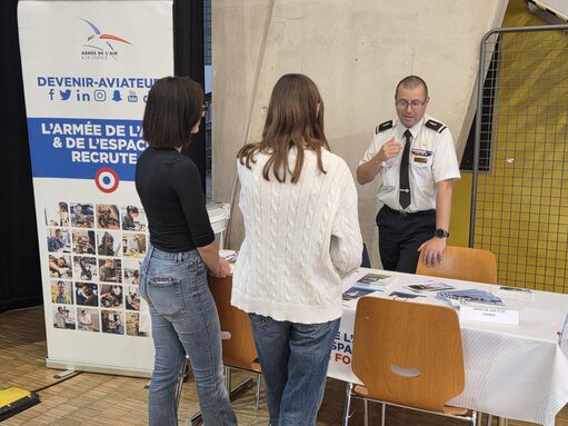l-armee-interesse-toujours-et-les-jeunes-femmes-y-prennent-de-plus-en-plus-une-part-active-photo-georges-aubry-1778083395.jpg